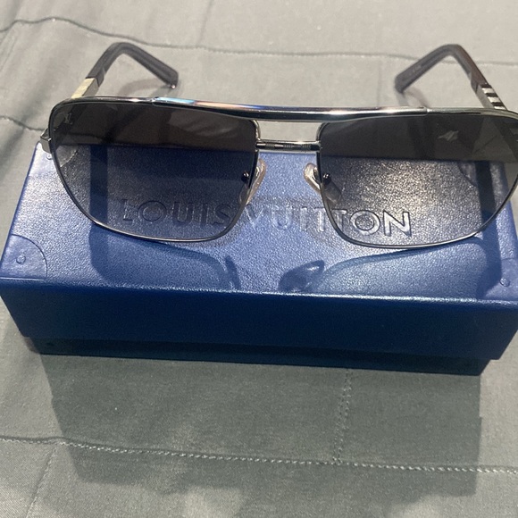 Louis Vuitton - Picture 2 of 3